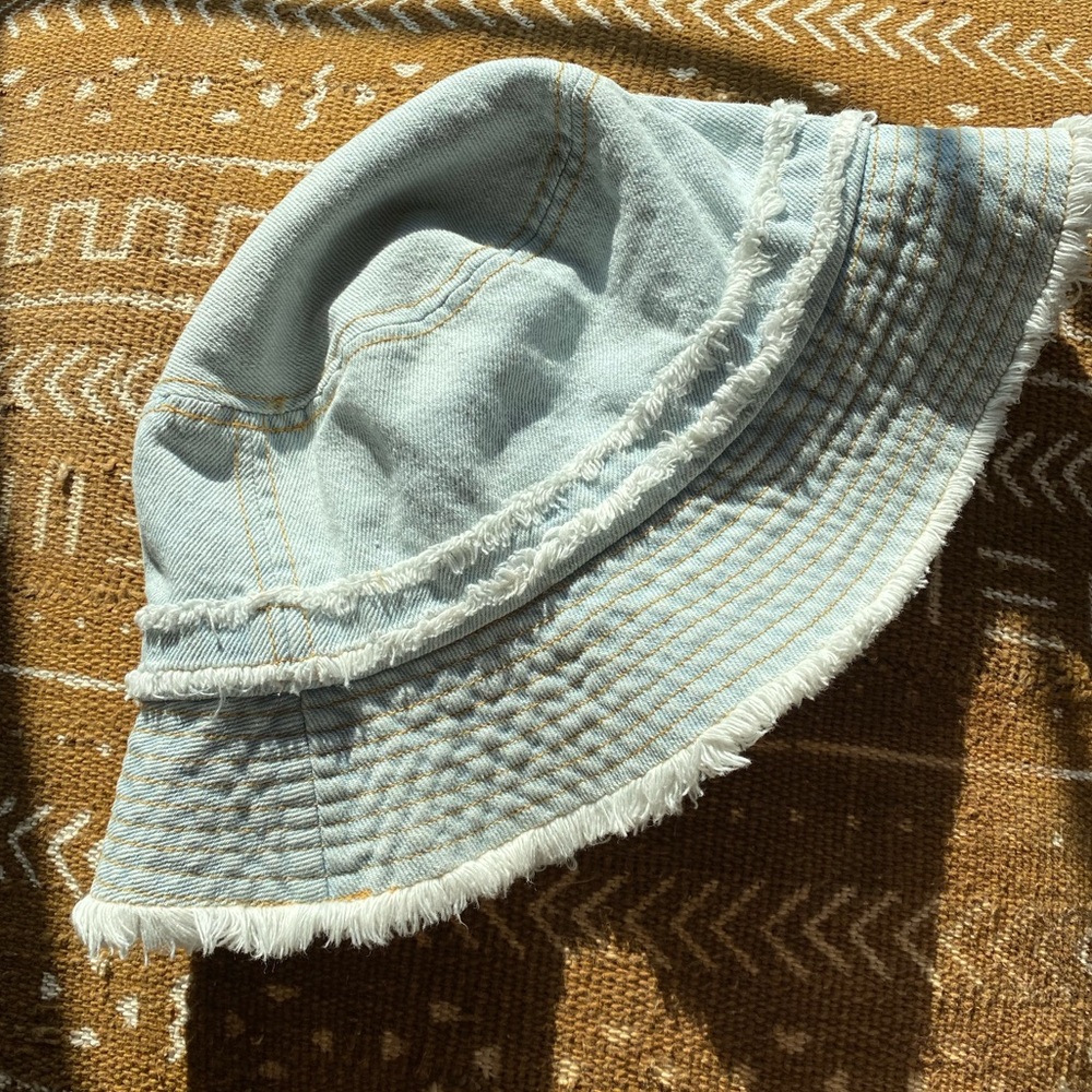 BUCKET HAT